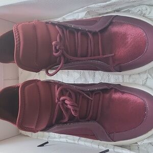 Womans Burgundy Liesure  Sneakers